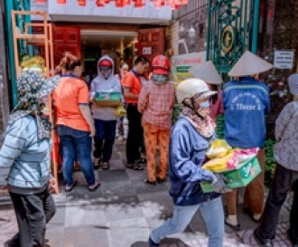 Công ty In Tân Phú tặng gạo và mì cho bà con có hoàn cảnh khó khăn mùa Vu Lan