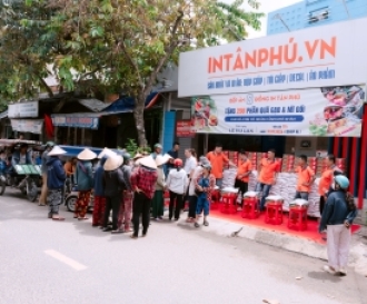 CÔNG TY IN TÂN PHÚ TRAO TẶNG 200 PHẦN GẠO VÀ MÌ ĐẾN BÀ CON KHÓ KHĂN MÙA VU LAN