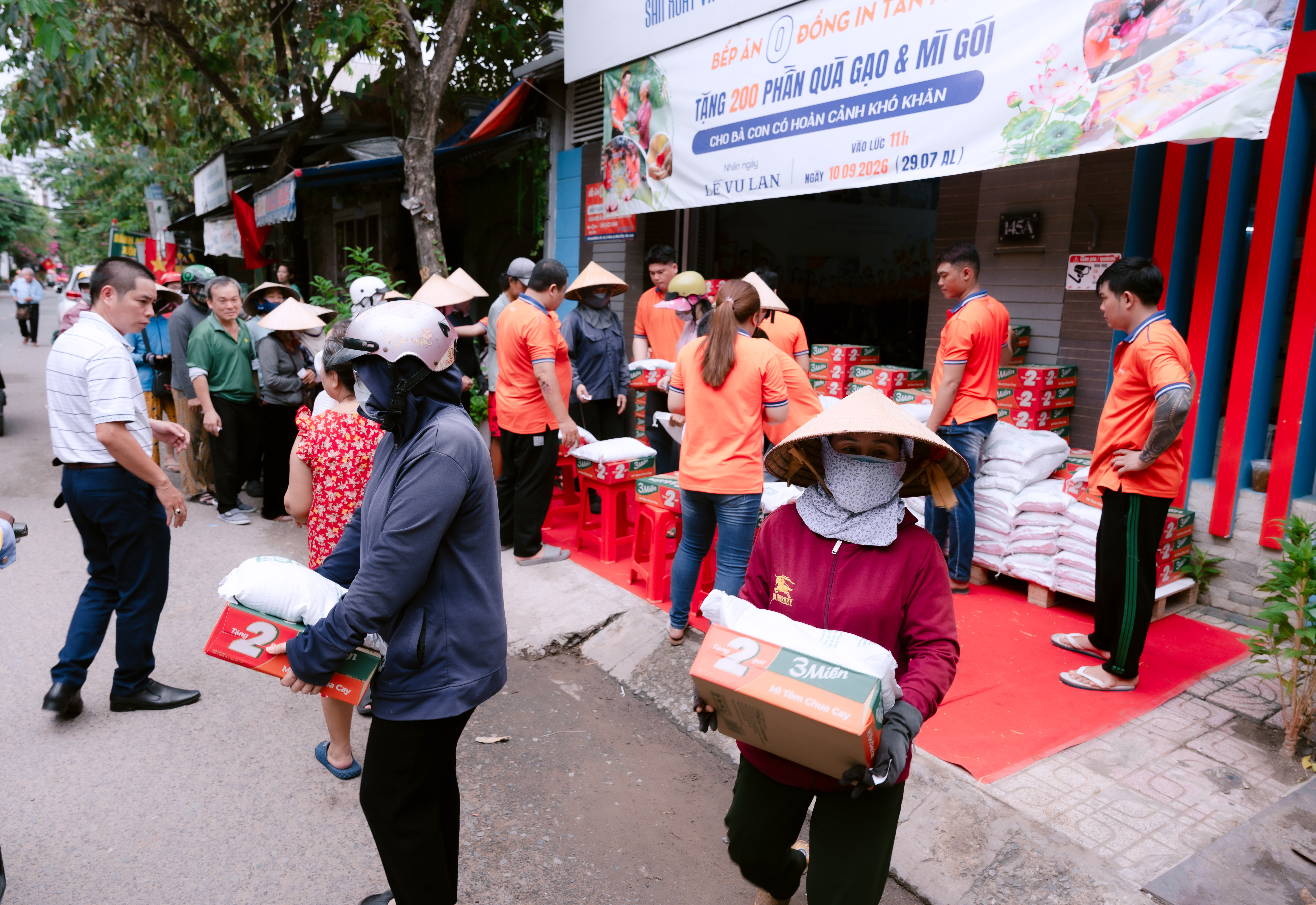 In Tân Phú phát mì và gạo mùa Vu Lan 2026
