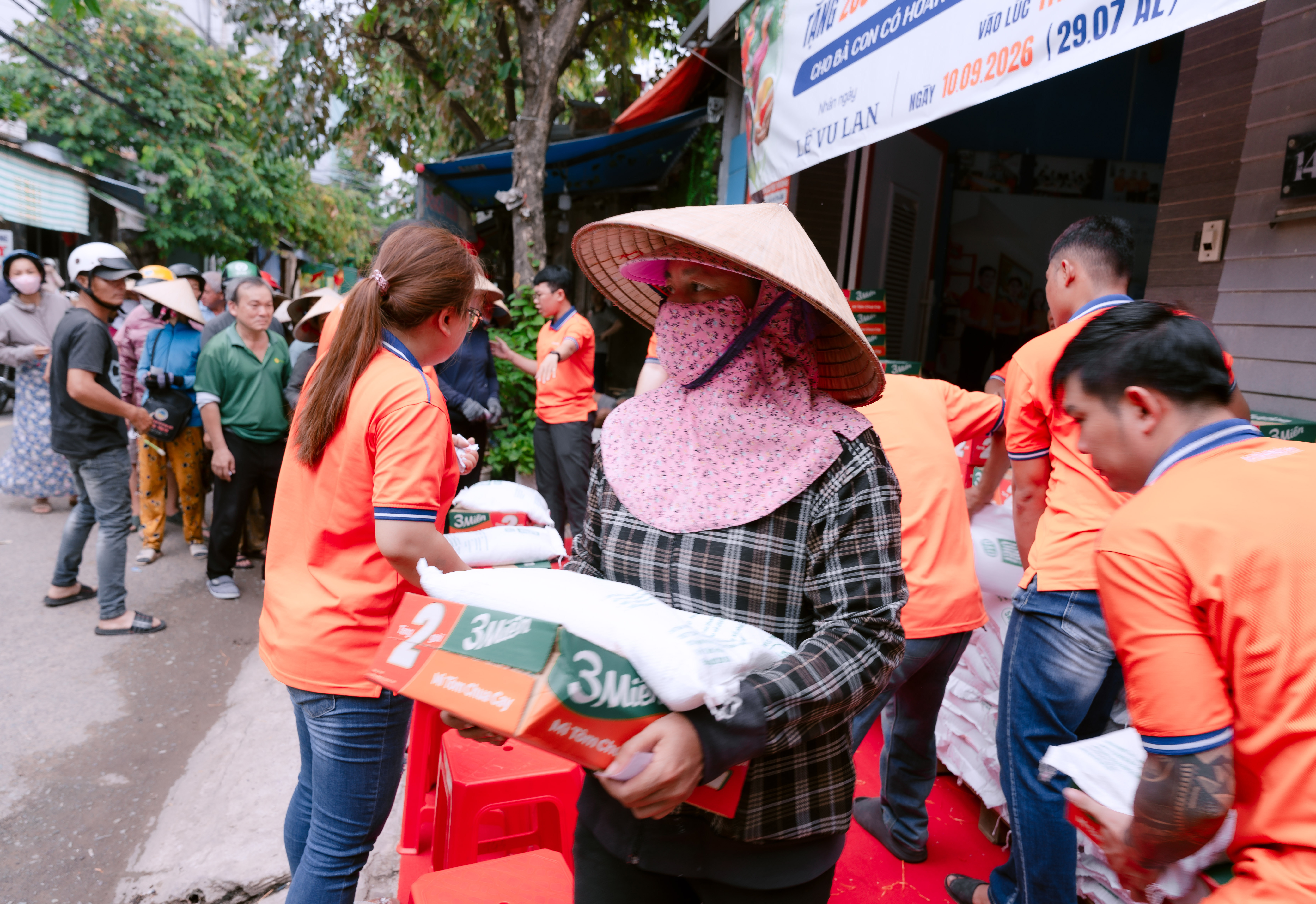 In Tân Phú phát mì và gạo mùa Vu Lan 2026