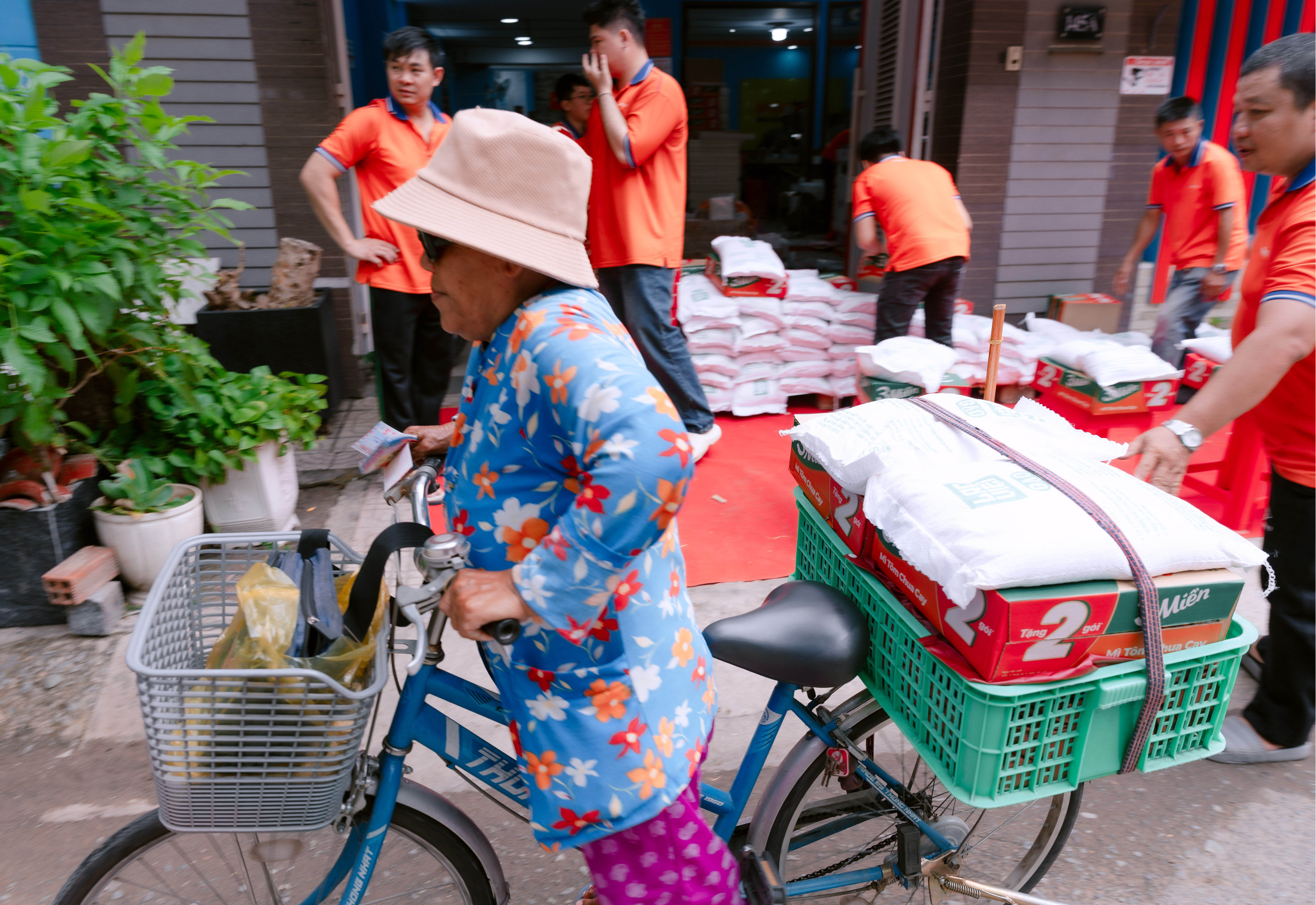 In Tân Phú phát mì và gạo mùa Vu Lan 2026