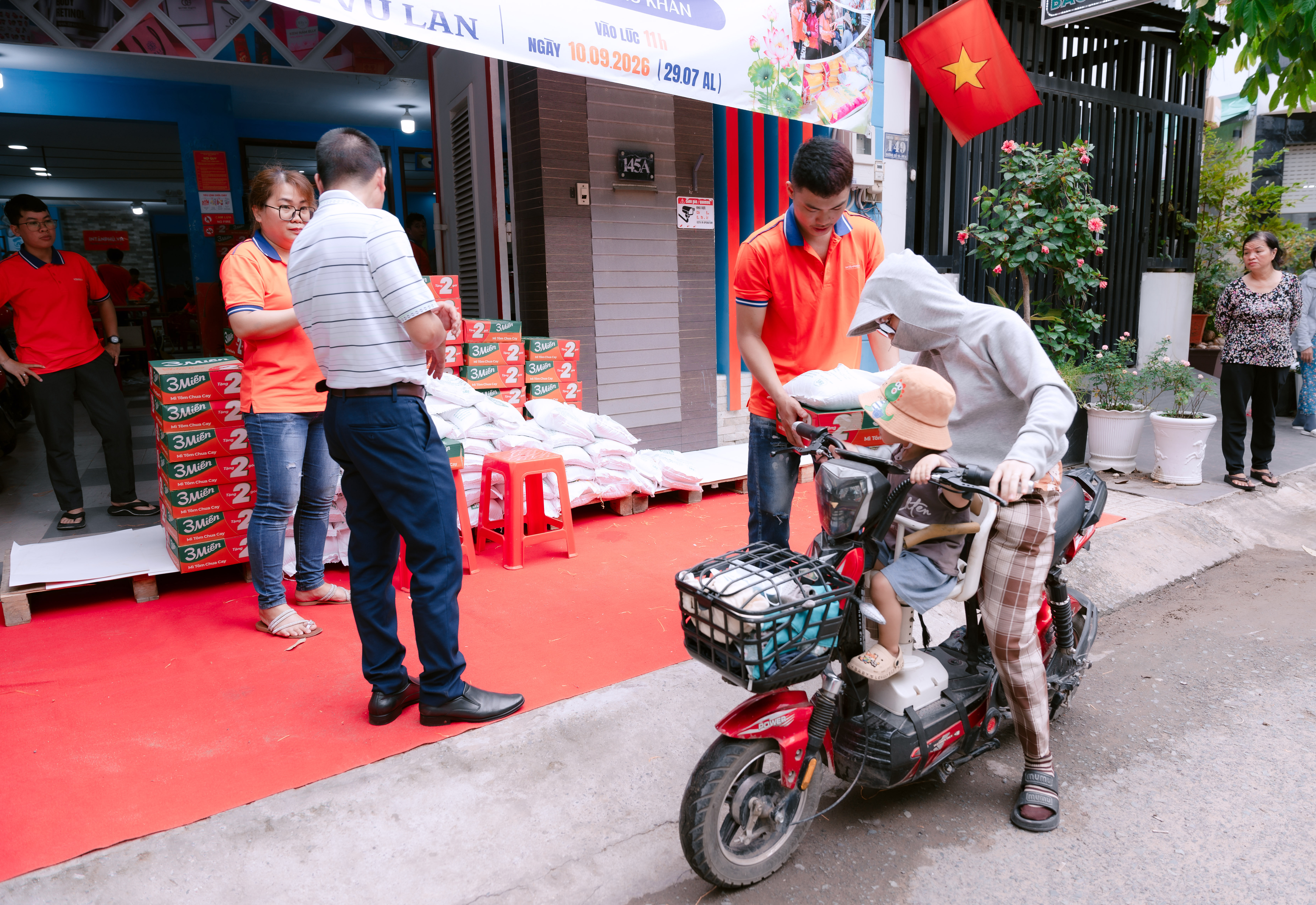 In Tân Phú phát mì và gạo mùa Vu Lan 2026