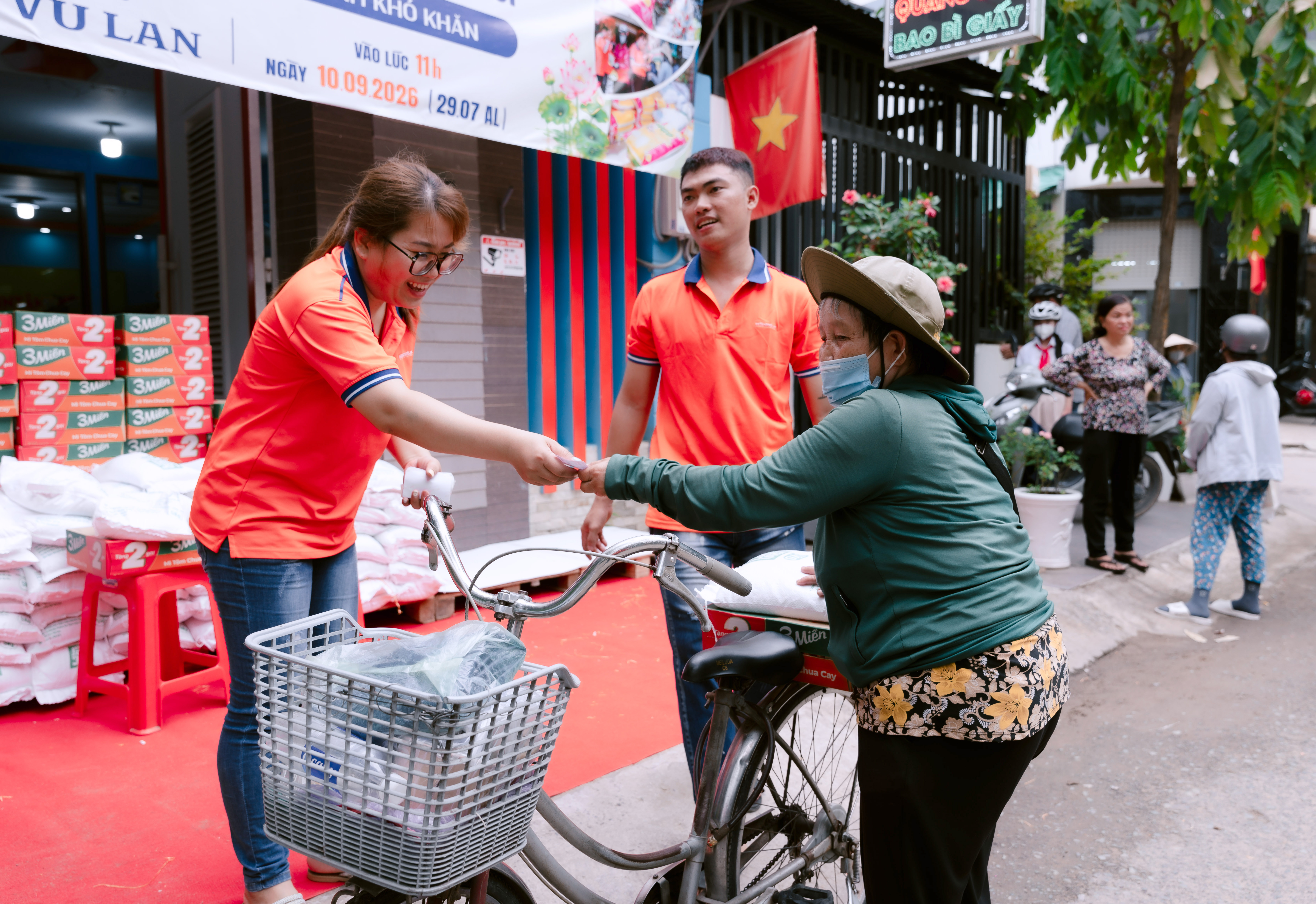 In Tân Phú phát mì và gạo mùa Vu Lan 2026