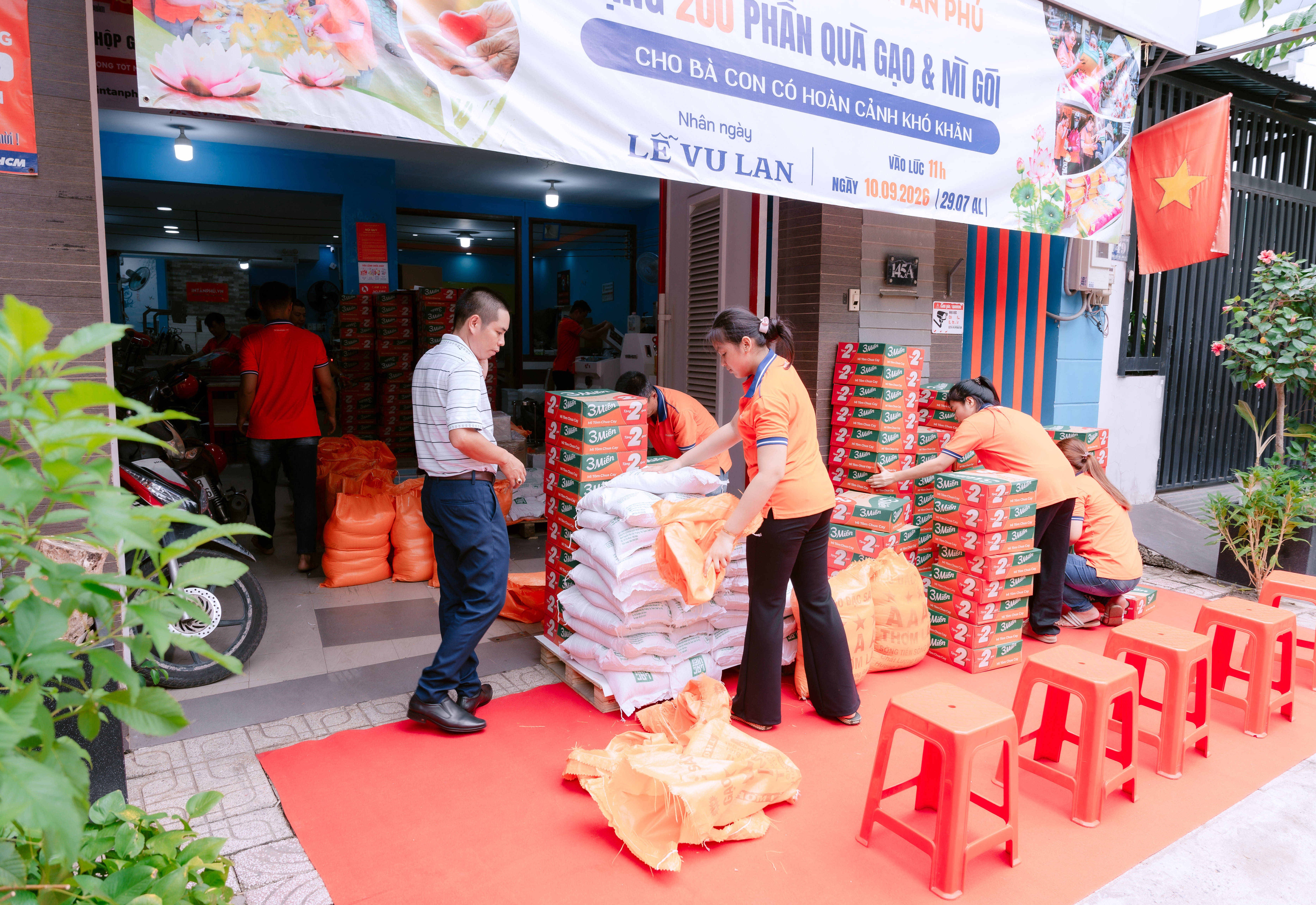 In Tân Phú phát mì và gạo mùa Vu Lan 2026