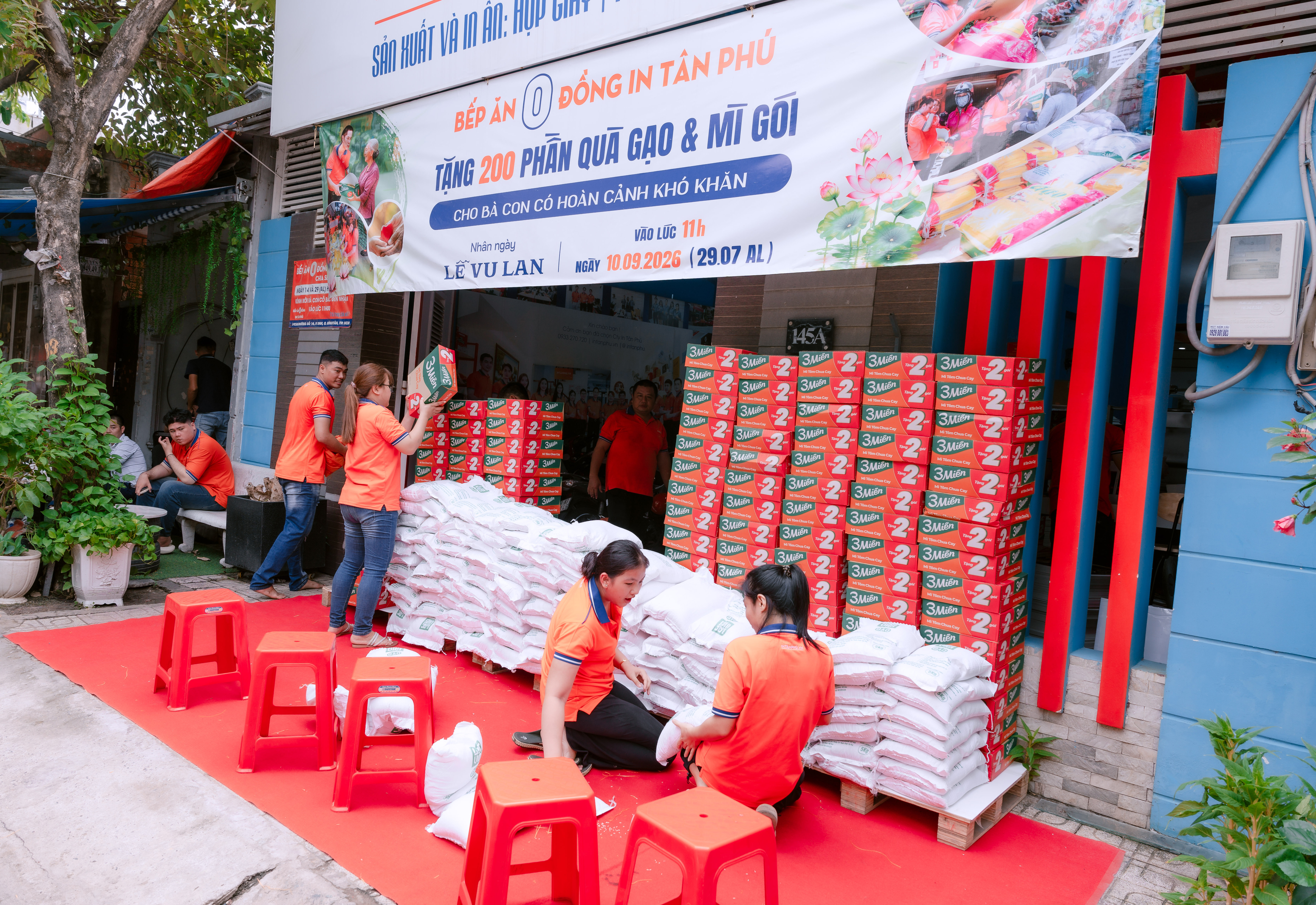 In Tân Phú phát mì và gạo mùa Vu Lan 2026
