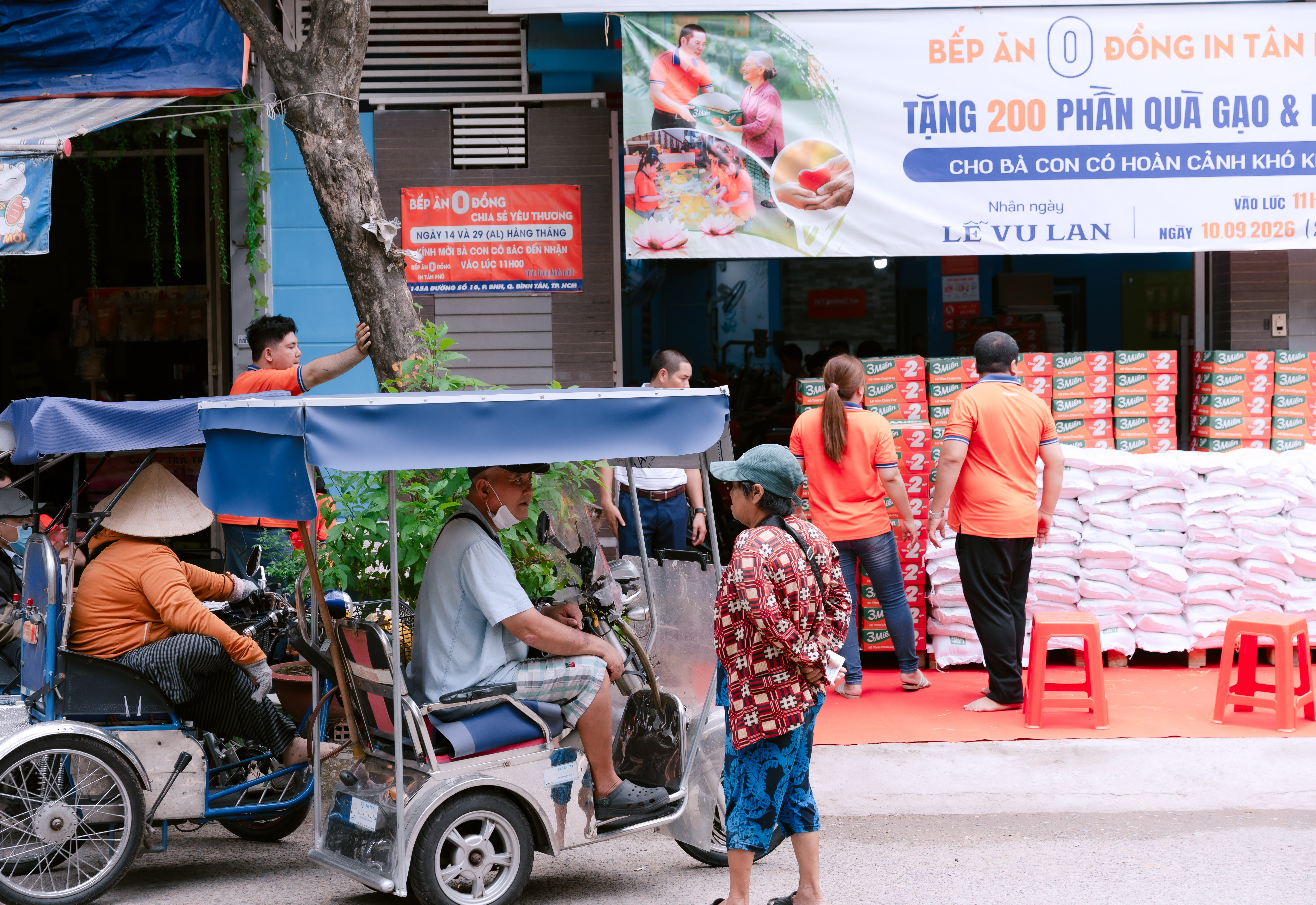In Tân Phú phát mì và gạo mùa Vu Lan 2026
