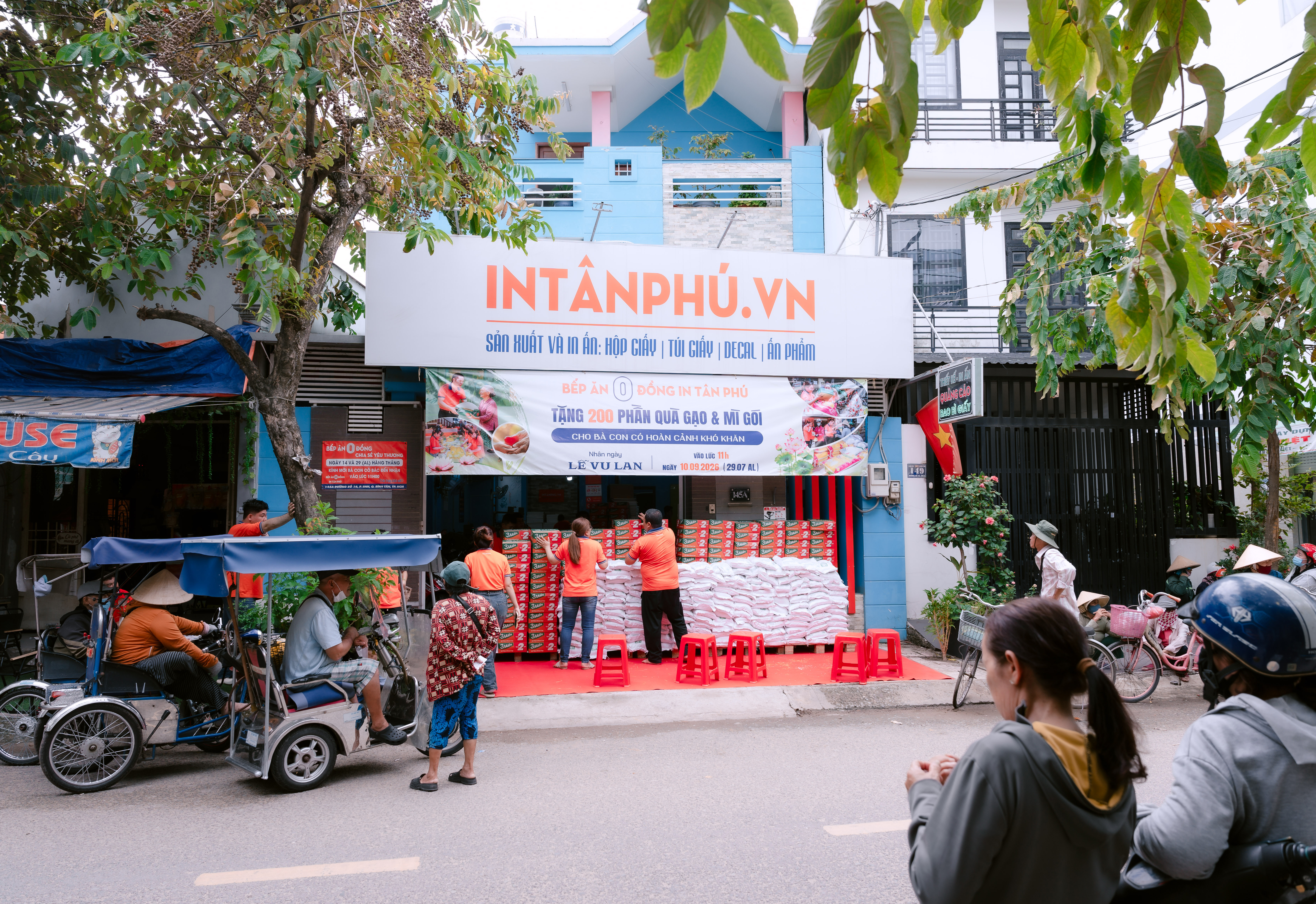 In Tân Phú phát mì và gạo mùa Vu Lan 2026