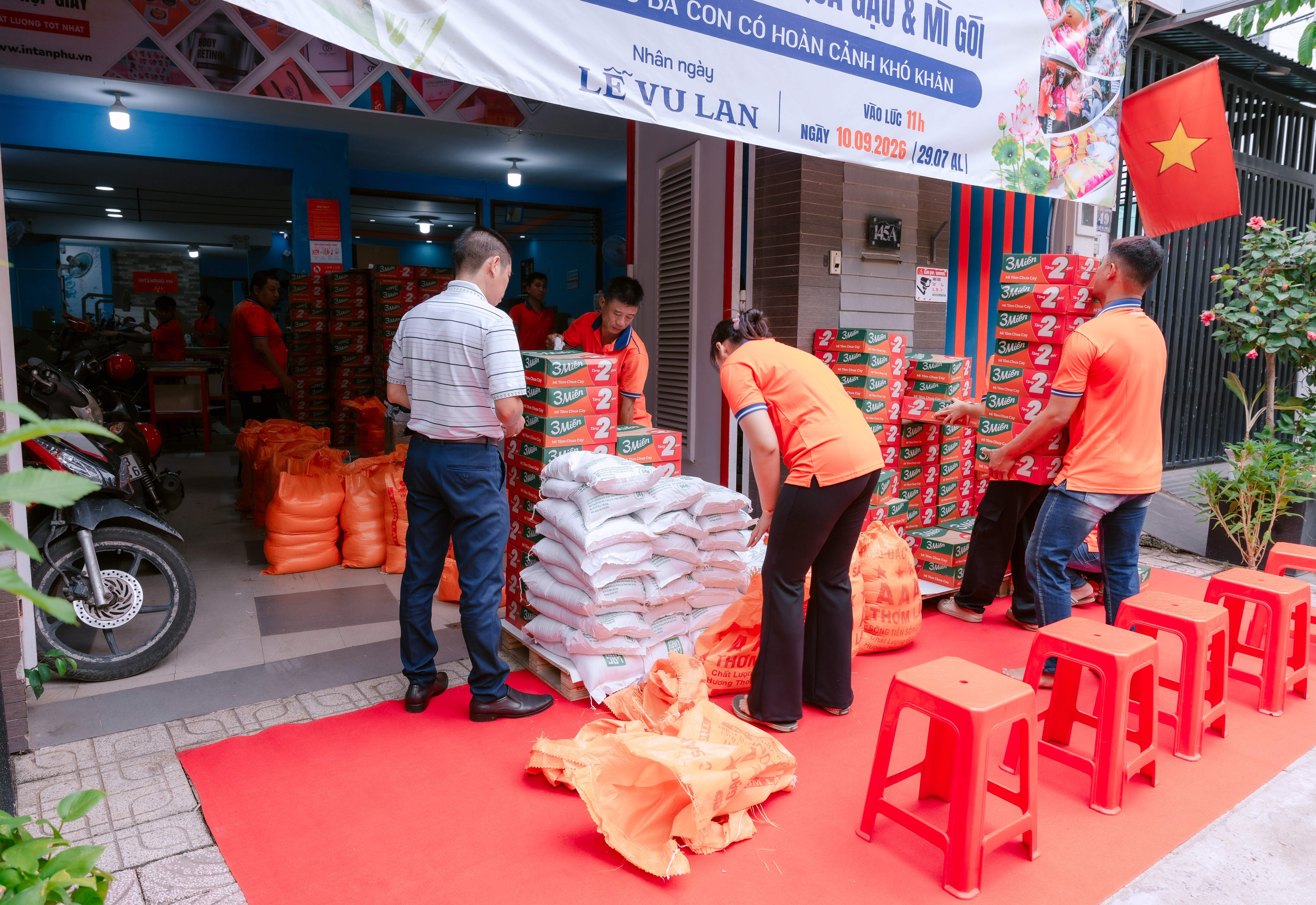 Phát gạo mùa Vu Lan tại In Tân Phú
