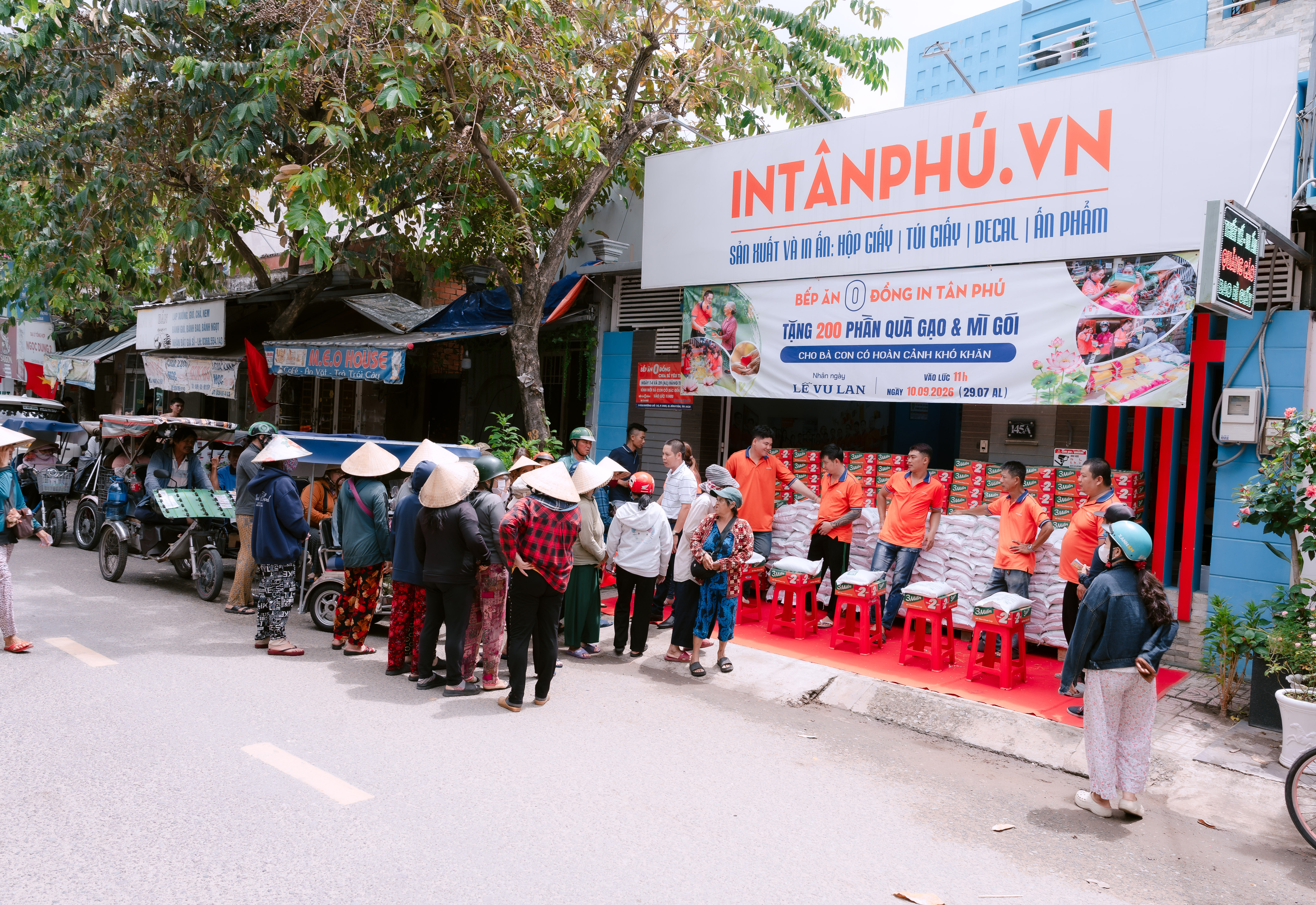 Phát gạo mùa Vu Lan tại In Tân Phú
